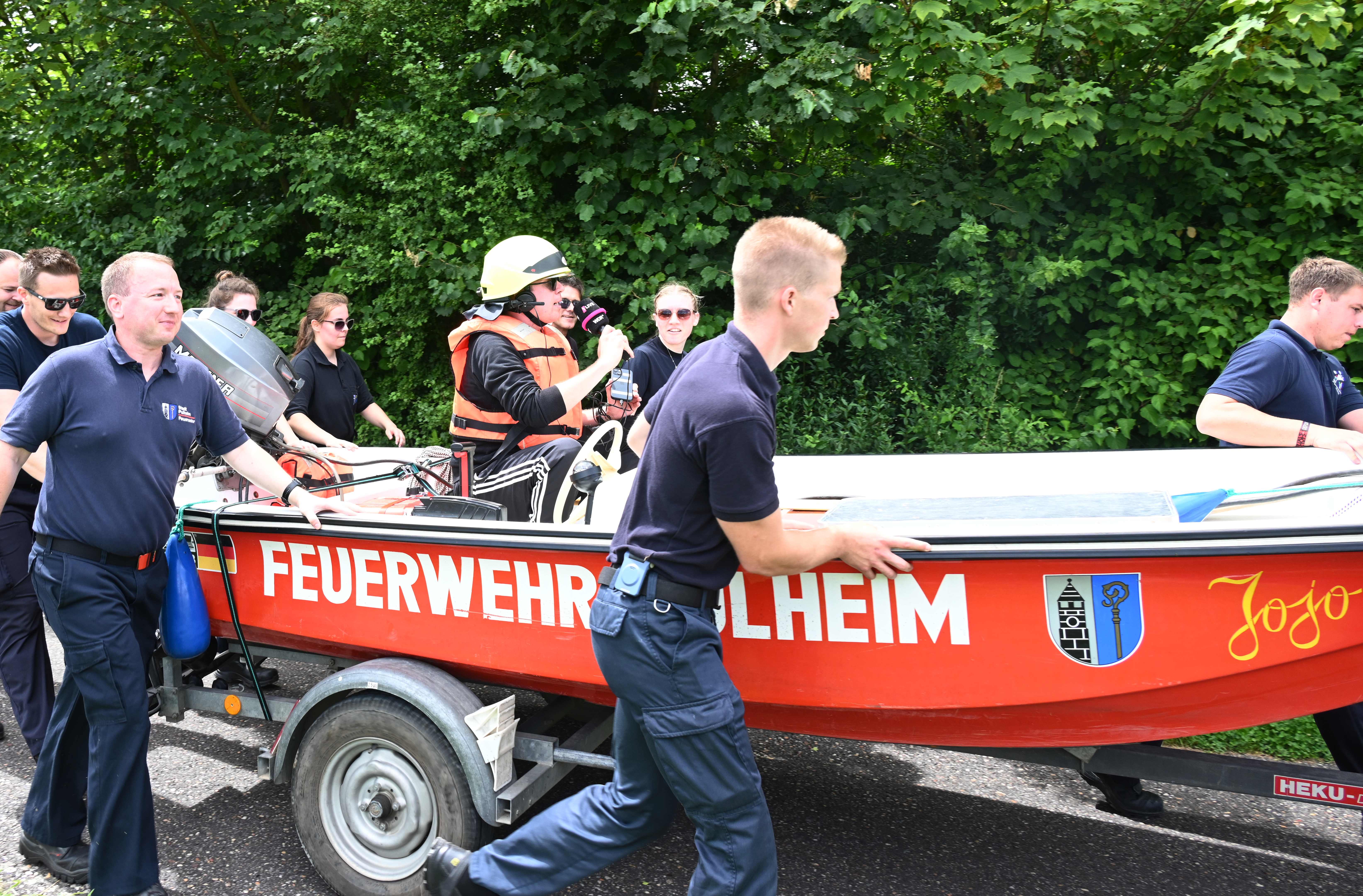 Feuerwehr Pulheim unterstützt 1LIVE-Challenge mit Rettungsboot